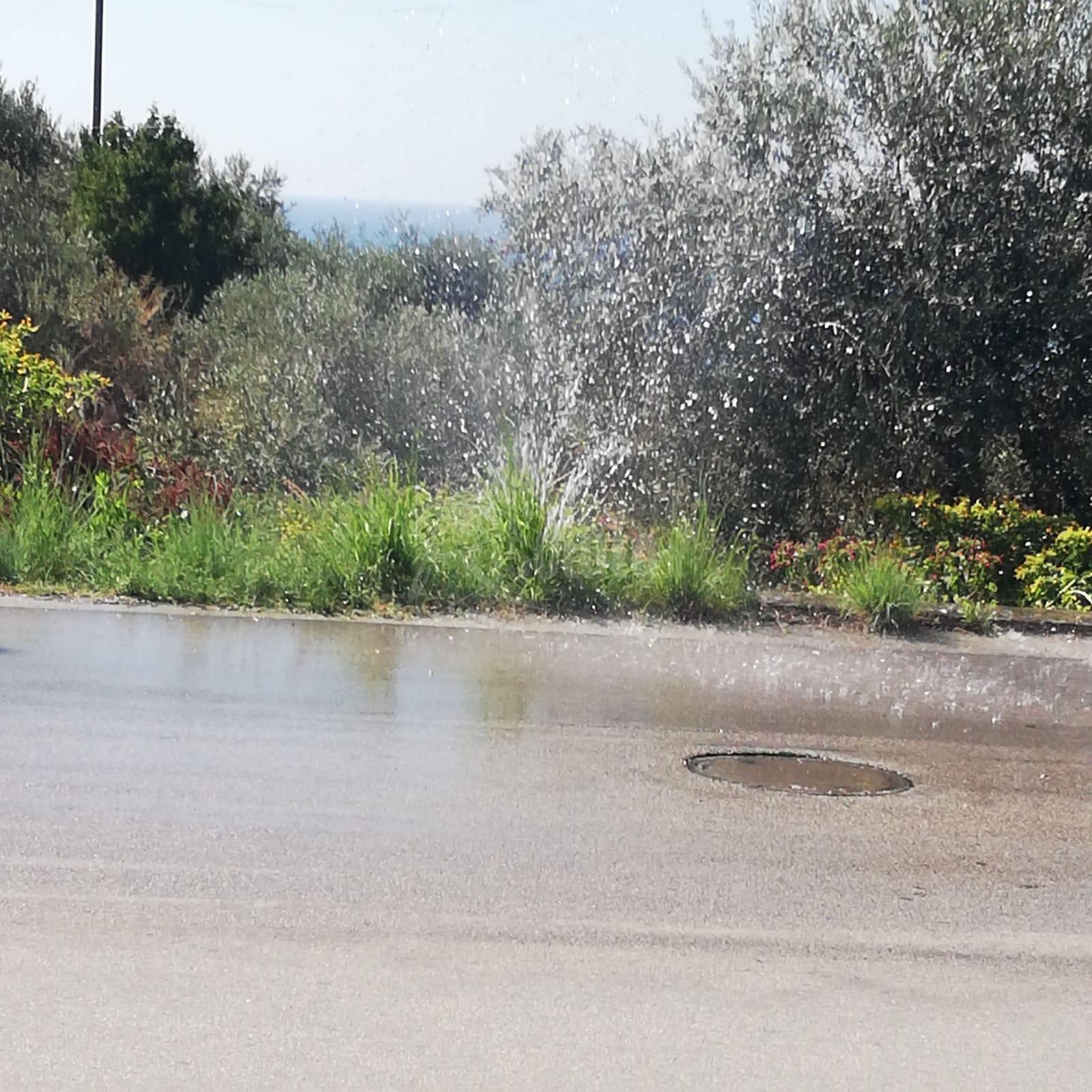 Acqua a fiumi in via Ghezzi a Sciacca e pericolo per auto e moto (Video)