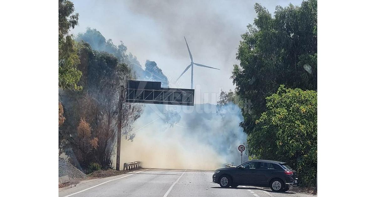 Fiamme al bivio Misilibesi, automobilisti bloccati