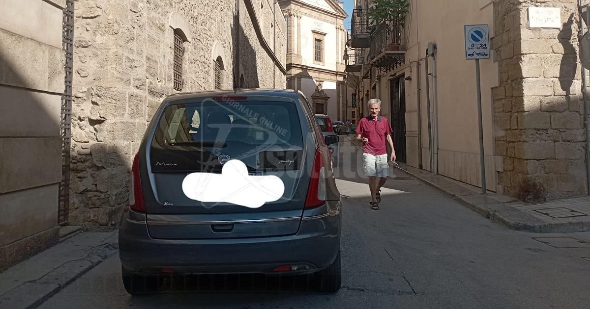 Auto blocca il traffico in piazza Marconi e manda in tilt via Licata