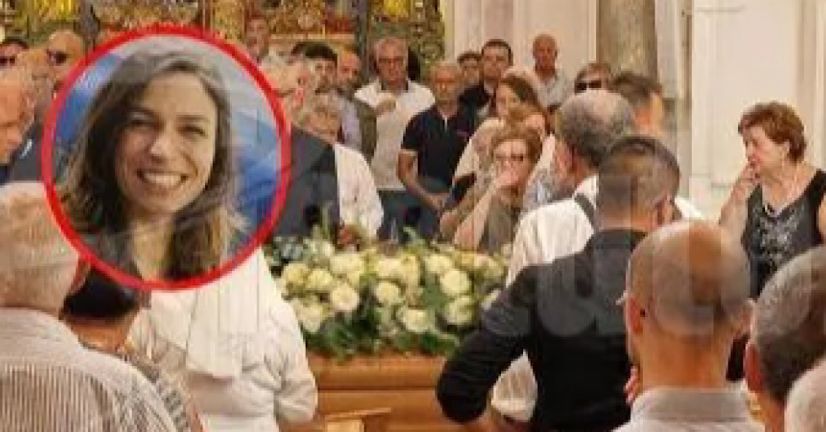 Maxischermo in piazza a Salemi per i funerali di Marisa Leo