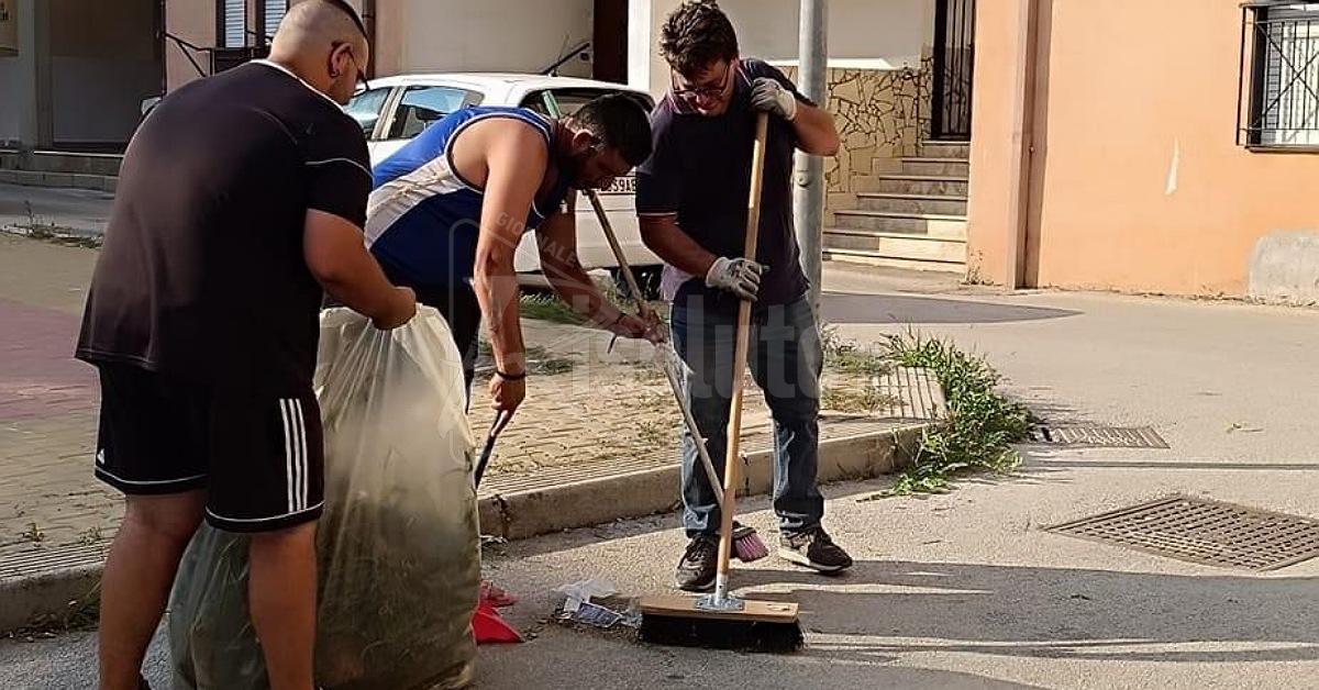 Il sindaco di Menfi  tutti i sabati collabora alla pulizia della città