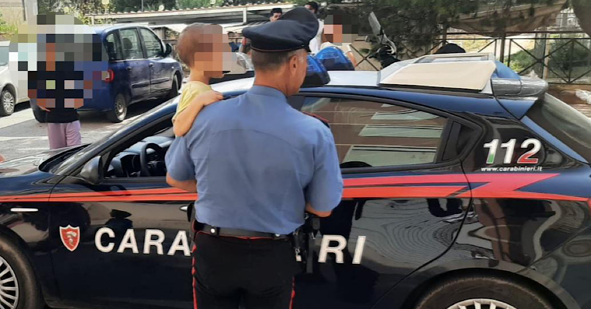 Bimbo di 4 anni gioca sotto casa e scompare, lo trovano i carabinieri 