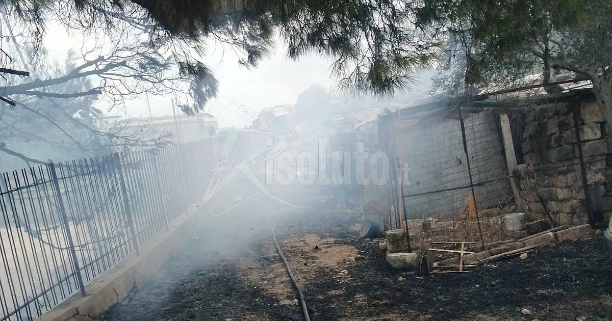 Incendio in contrada Perriera a Sciacca, a fuoco sterpaglie e strutture rurali