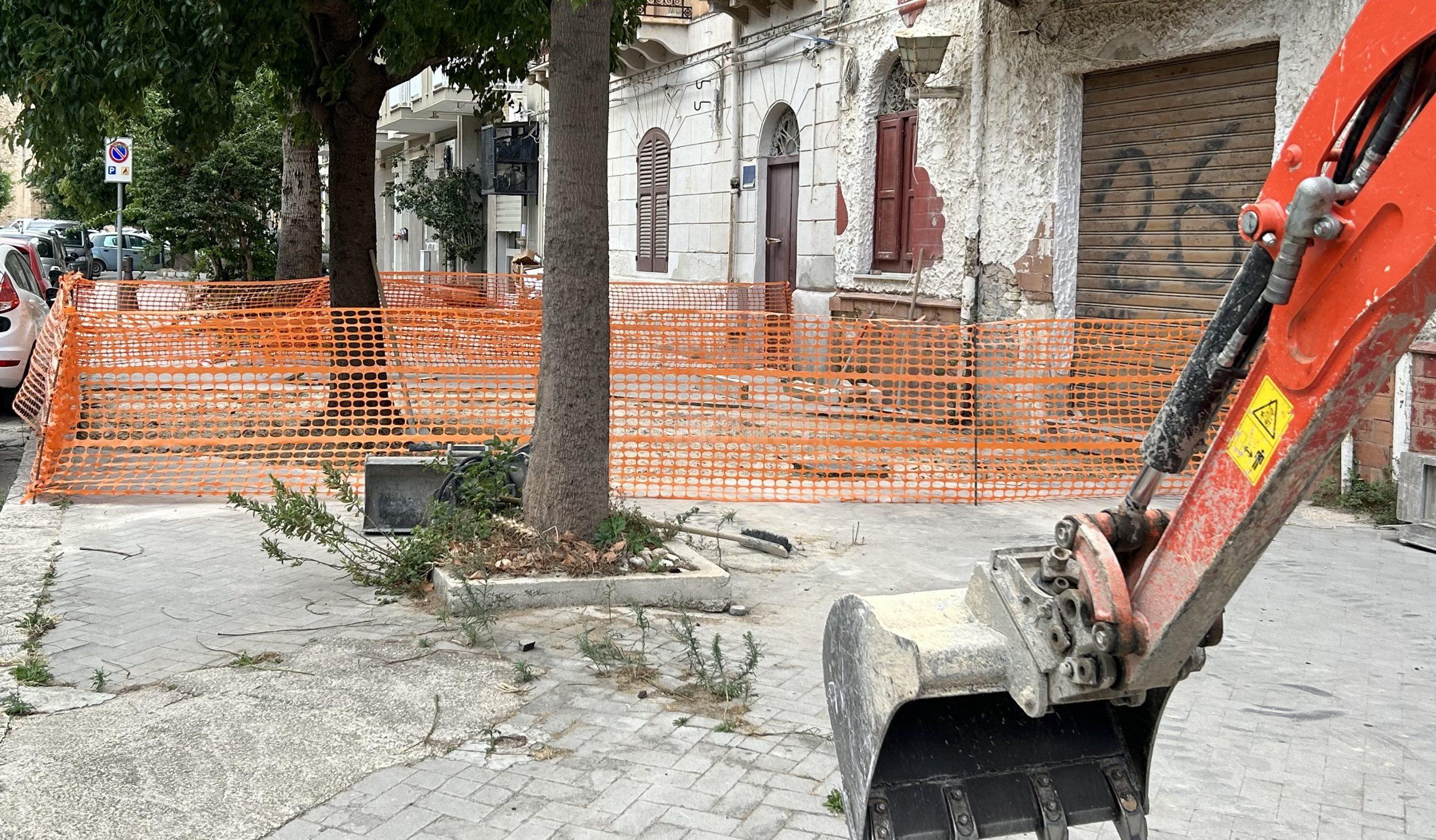 Via le transenne dal marciapiede del viale della Vittoria a Sciacca, avviati i lavori