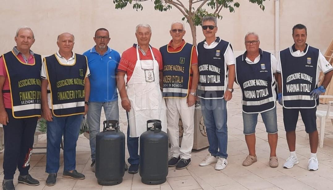 Pranzo della domenica alla mensa della solidarietà grazie a finanzieri e marinai d'Italia