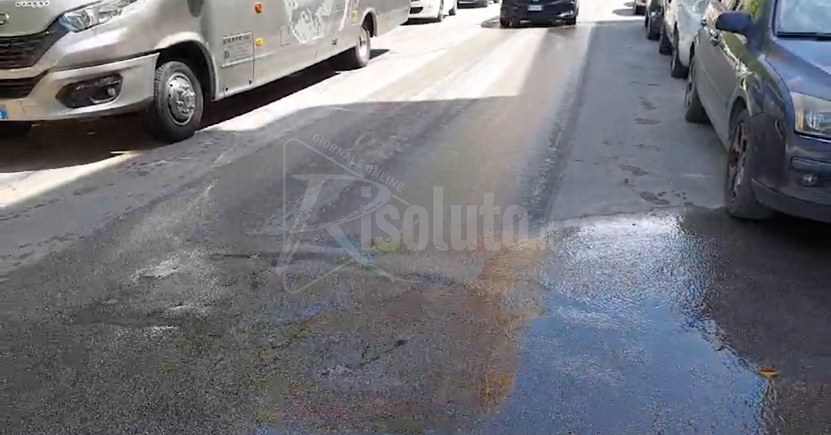Perdite idriche anche nel centro di Sciacca, allagata via Figuli (Video)