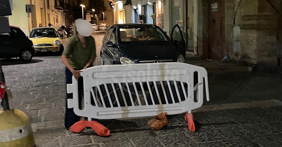 In via Licata a Sciacca transenne della Ztl spostate e pericolo per i pedoni 