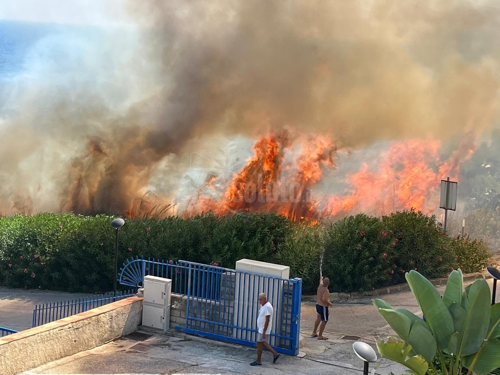 Incendio in corso a Renella a Sciacca, fuoco vicino alle case