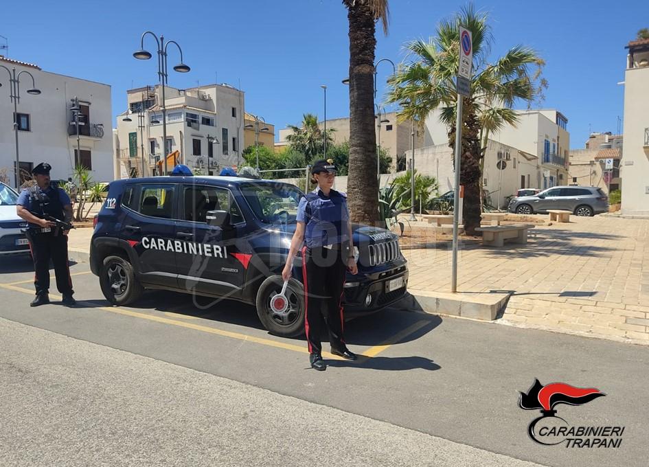 Non rilascia ricevuta fiscale e quando stanno per arrivare i carabinieri chiude il locale