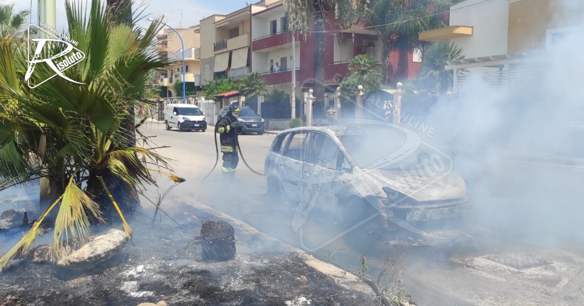 Auto va a fuoco in via Monte Bianco, a Ribera