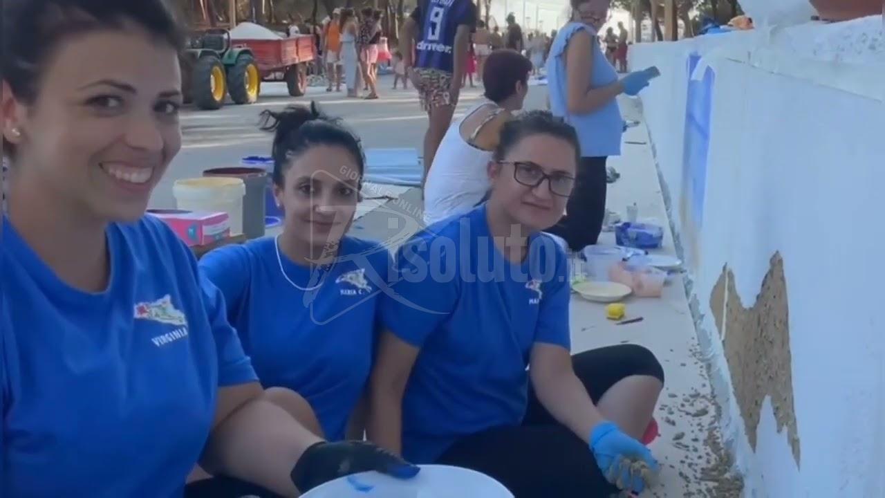 Rigenerazione artistica a Bovo Marina, decorato il viale che porta in spiaggia (Video)