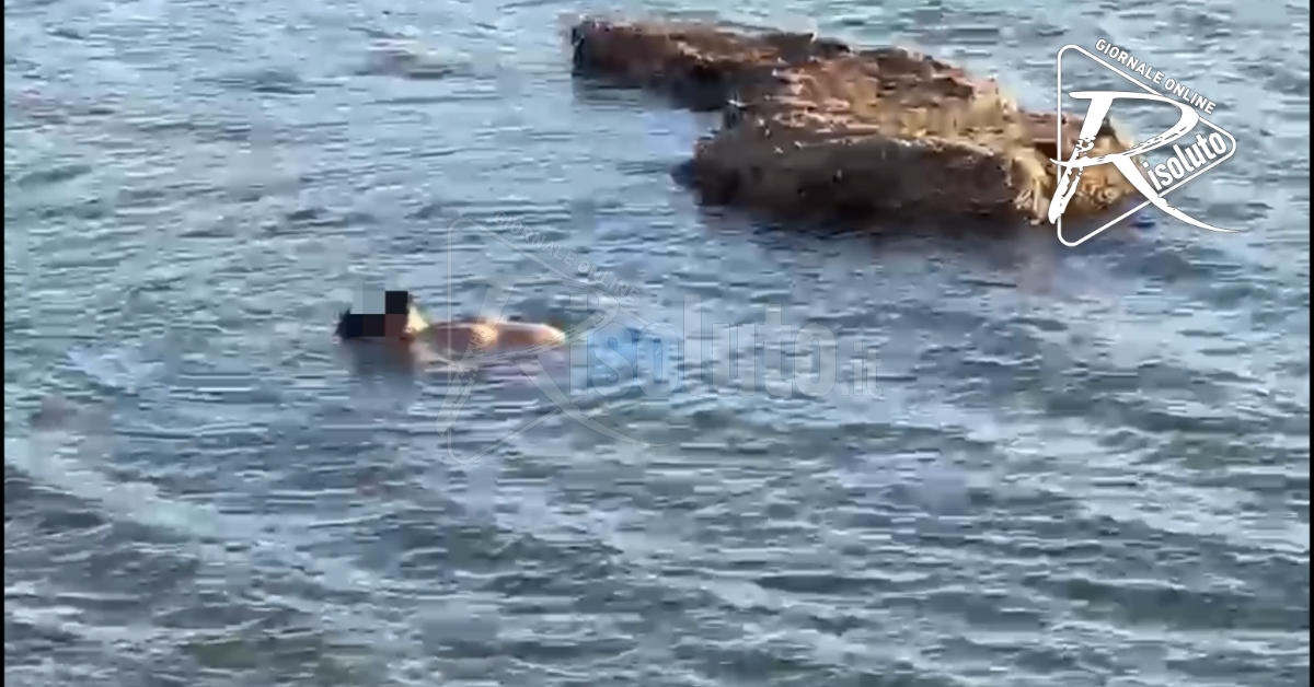 Si appisola in riva al mare che pare morto, bagnanti allertano polizia e soccorsi (Video)