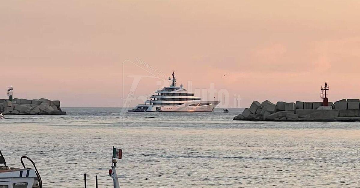 Il maxi yacht di Lawrence Stroll nelle acque di Sciacca