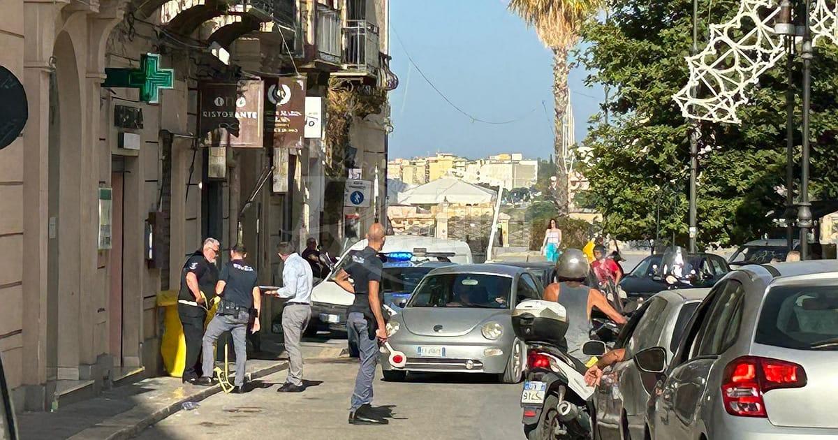 Incidente nel centralissimo Corso Vittorio Emanuele a Sciacca, ferita una ventiduenne in scooter