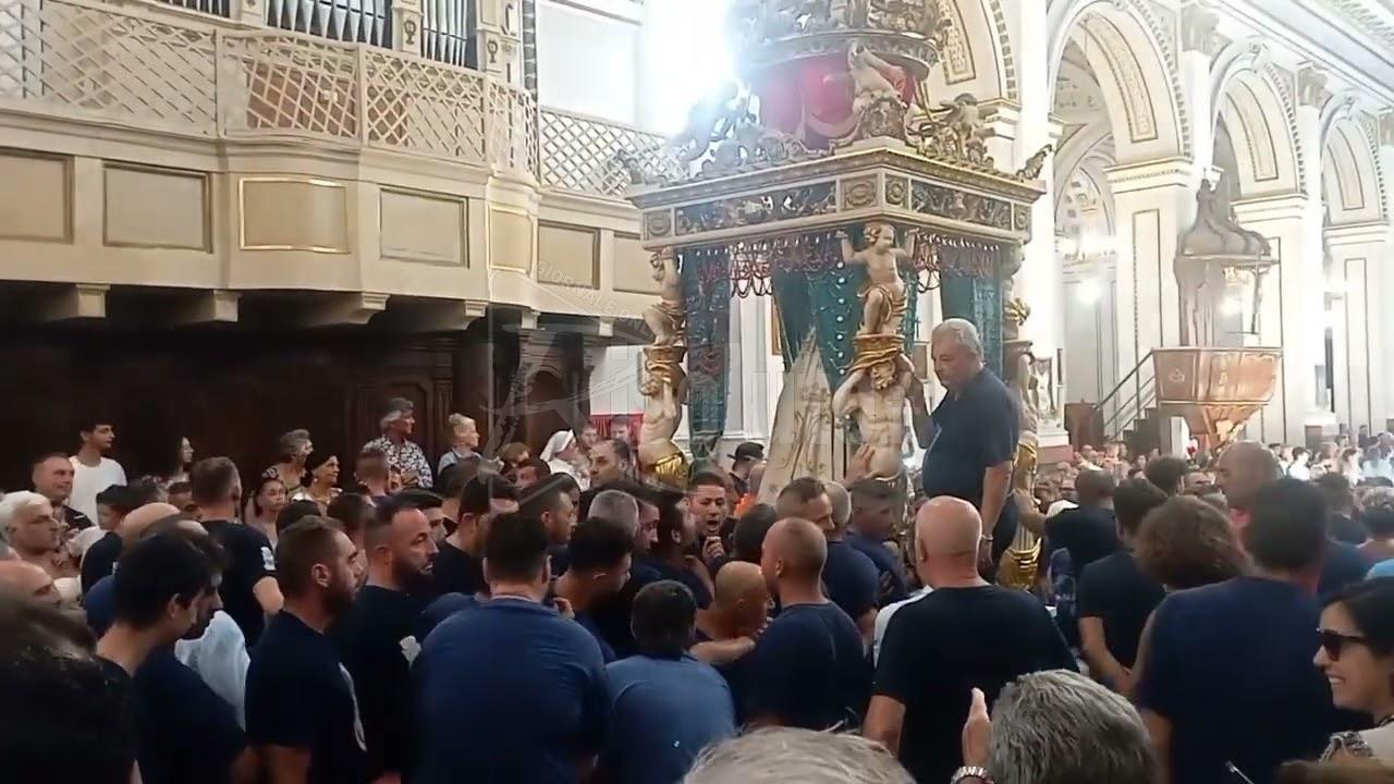 La “Vara” si inclina all’uscita e poi il grande abbraccio di Sciacca (Video)