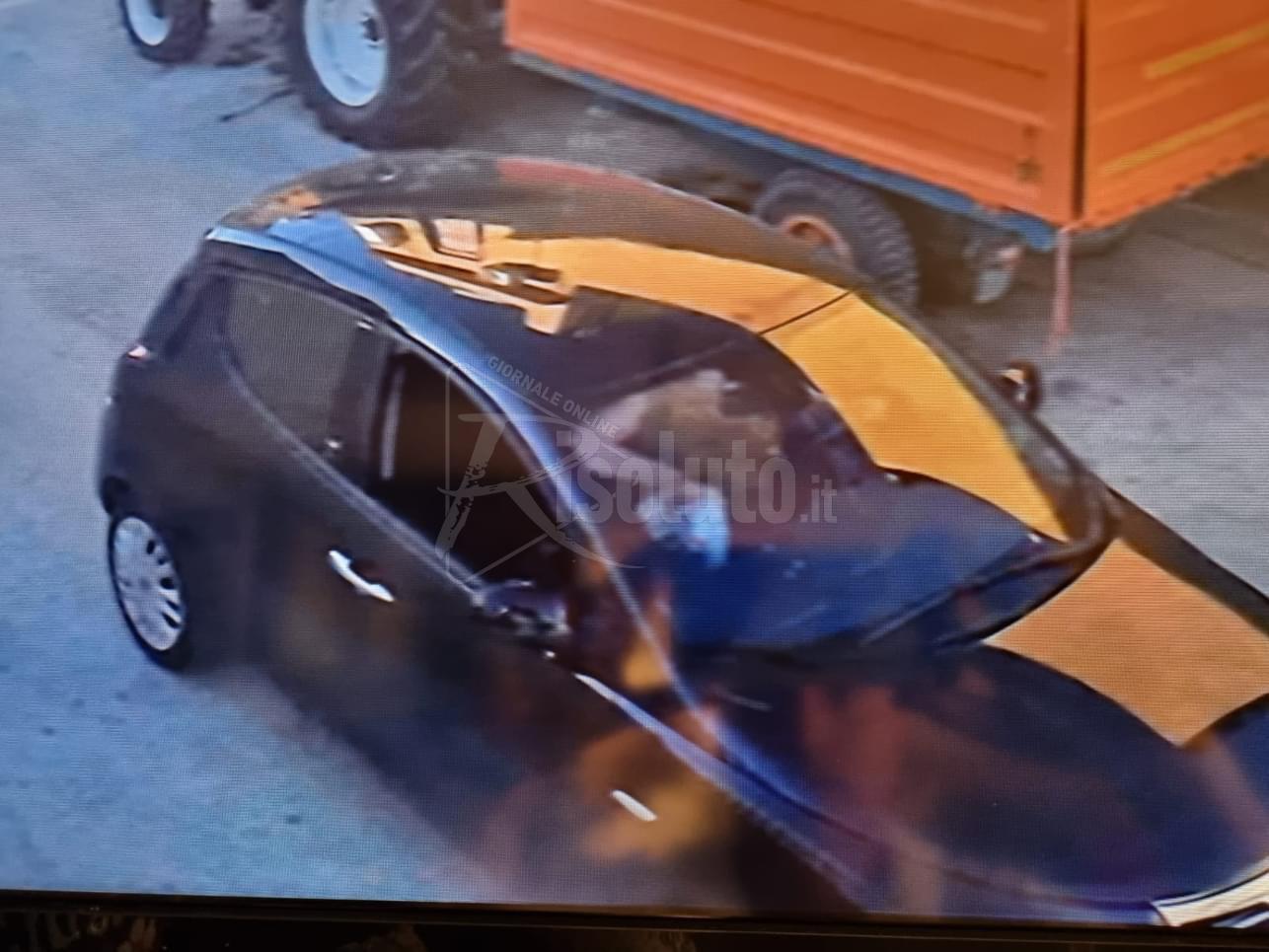 Donna lancia rifiuti dall'auto a Menfi, il sindaco la convoca in Comune