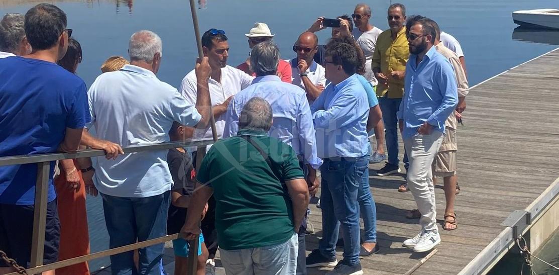 A Menfi si lavora per rimuovere 10 mila metri cubi di posidonia oceanica dal porto (Video)