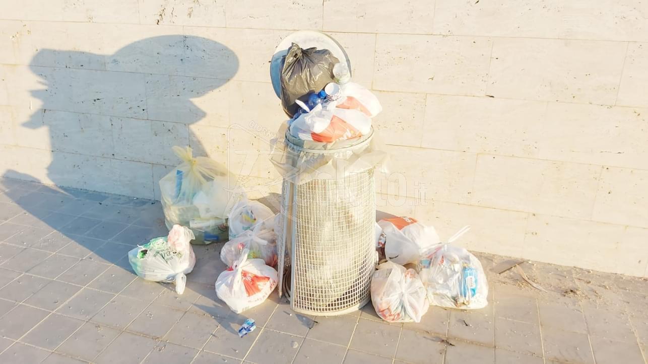 Uso improprio di alcuni cestini per i rifiuti a Porto Palo e il sindaco di Menfi li ritira
