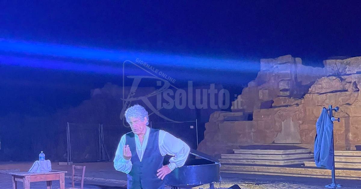 Gianfranco Jannuzzo conquista il pubblico di Montevago nello splendido scenario dell'ex Chiesa Madre (Video)