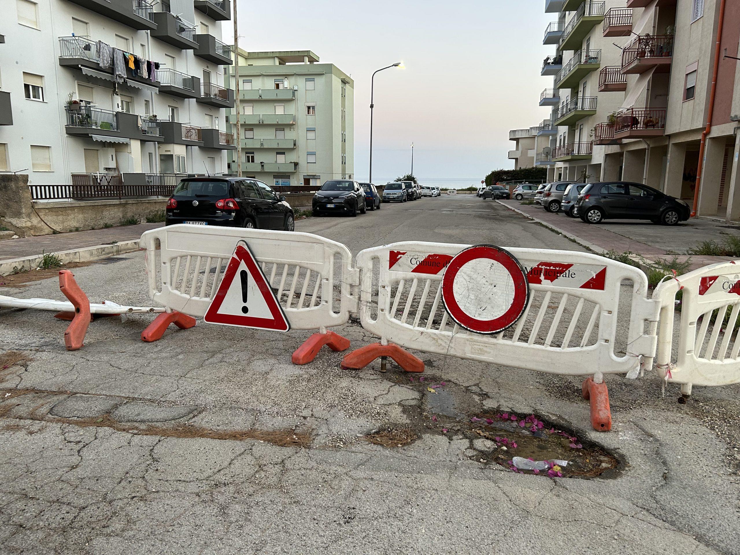 Sciacca, perdita idrica in via Nenni e strada chiusa con le transenne