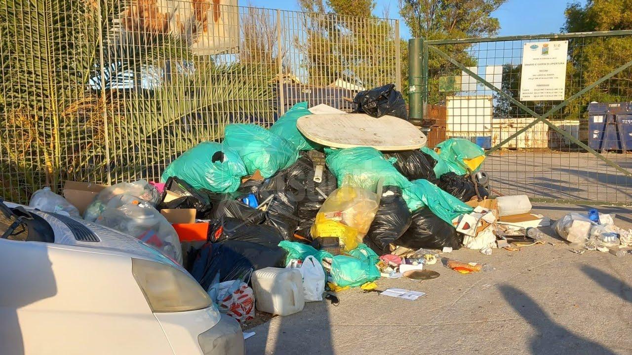 Una montagna di rifiuti scaricata di notte davanti il cancello dell’isola ecologica di Sciacca (Video)