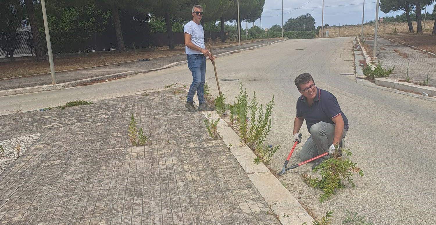 A Menfi anche il sindaco da' una mano a pulire la città