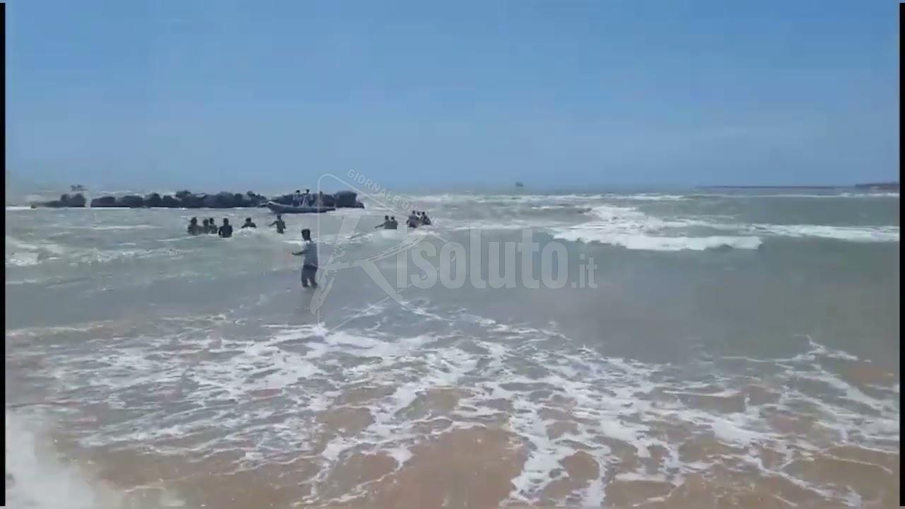 Salvataggio in mare a San Leone grazie a Capitaneria di Porto, bagnini e bagnanti (Video)