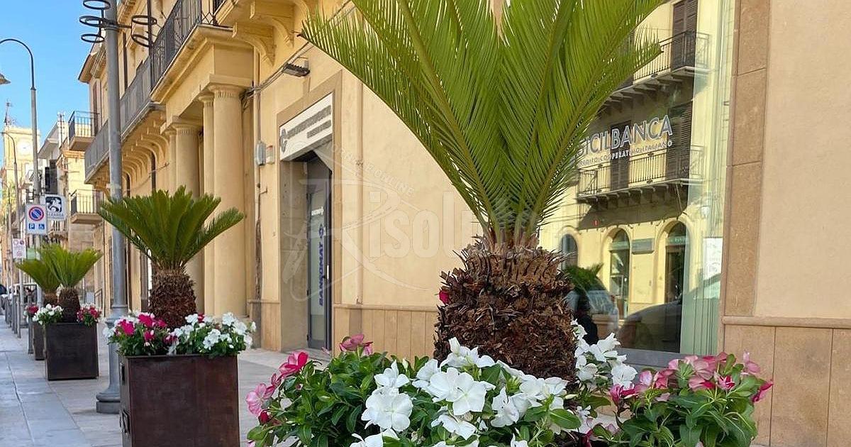 Nuovi decori in via Vittoria a Menfi grazie al Banco di Credito Cooperativo