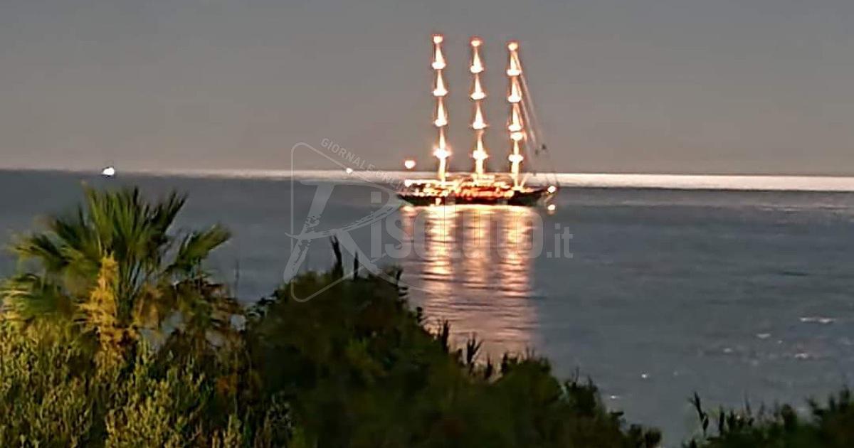 Il veliero "Eos" incanta la notte della Superluna nel mare di Timpi Russi e San Giorgio a Sciacca