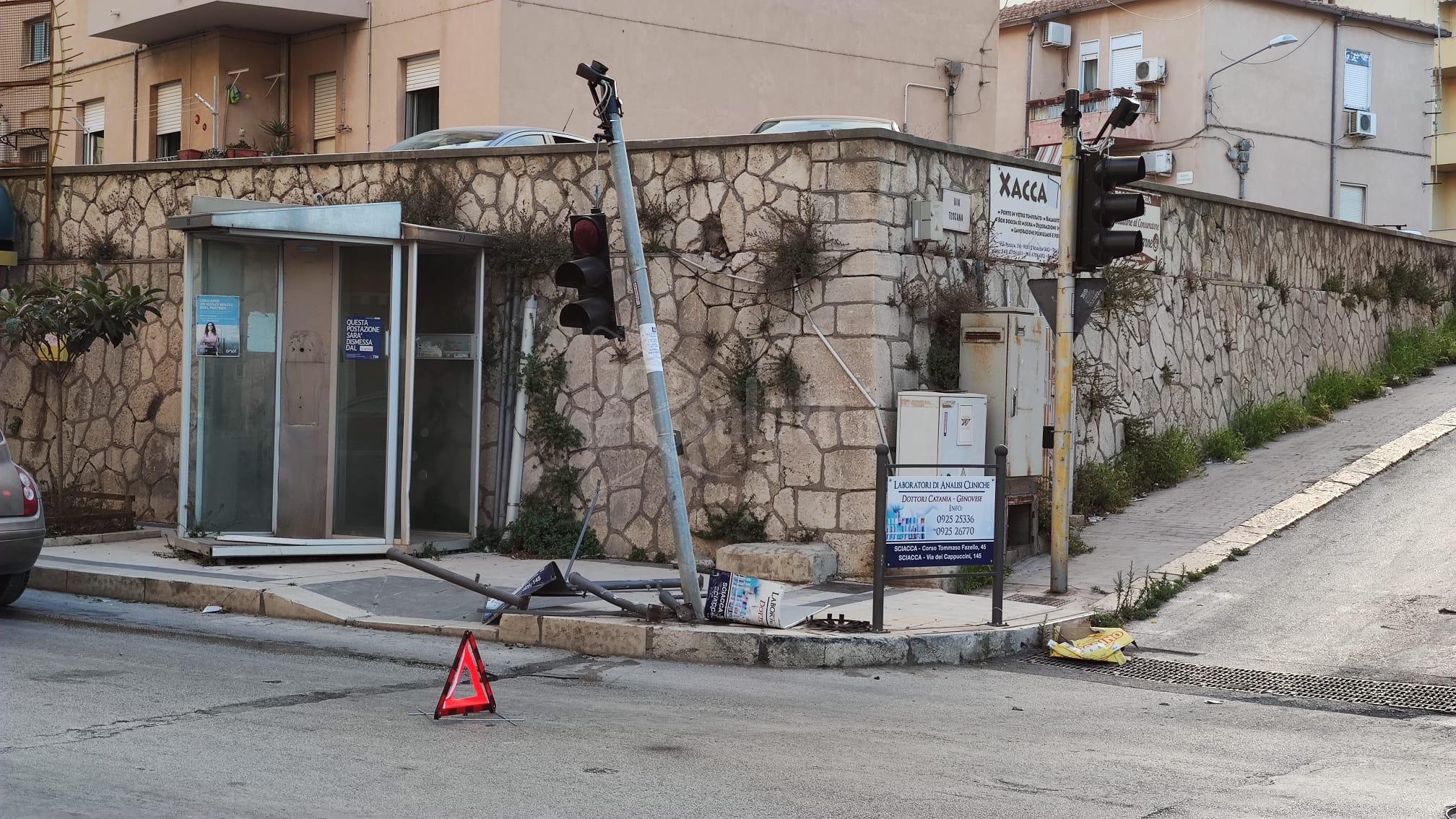 Incidente stradale senza feriti in via Cappuccini a Sciacca, abbattuto il semaforo