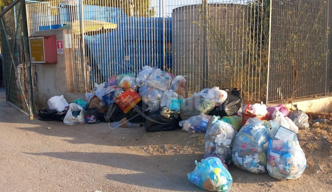 Niente telecamere e così l'inciviltà di alcuni saccensi continua a danneggiare il lavoro all'isola ecologica di Sciacca
