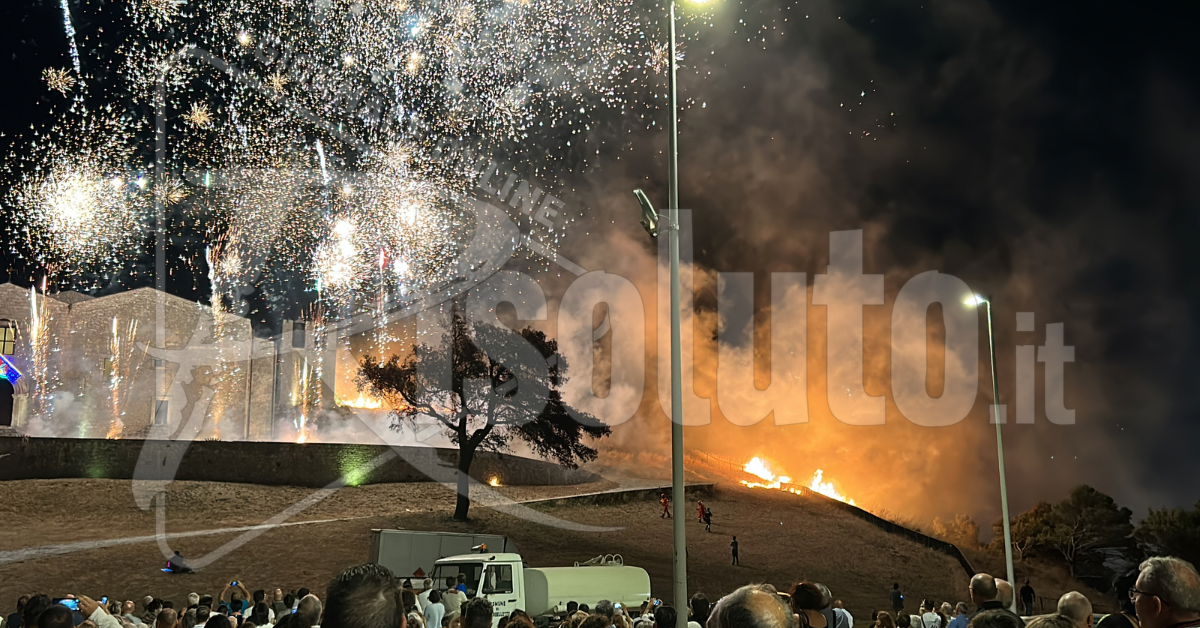 Incendio durante i giochi d’artificio a Caltabellotta (Video)