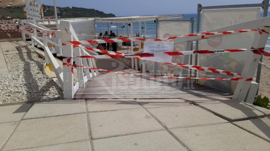 Sequestro allo stabilimento Mahili di San Marco a Sciacca, ombrelloni e lettini su area demaniale