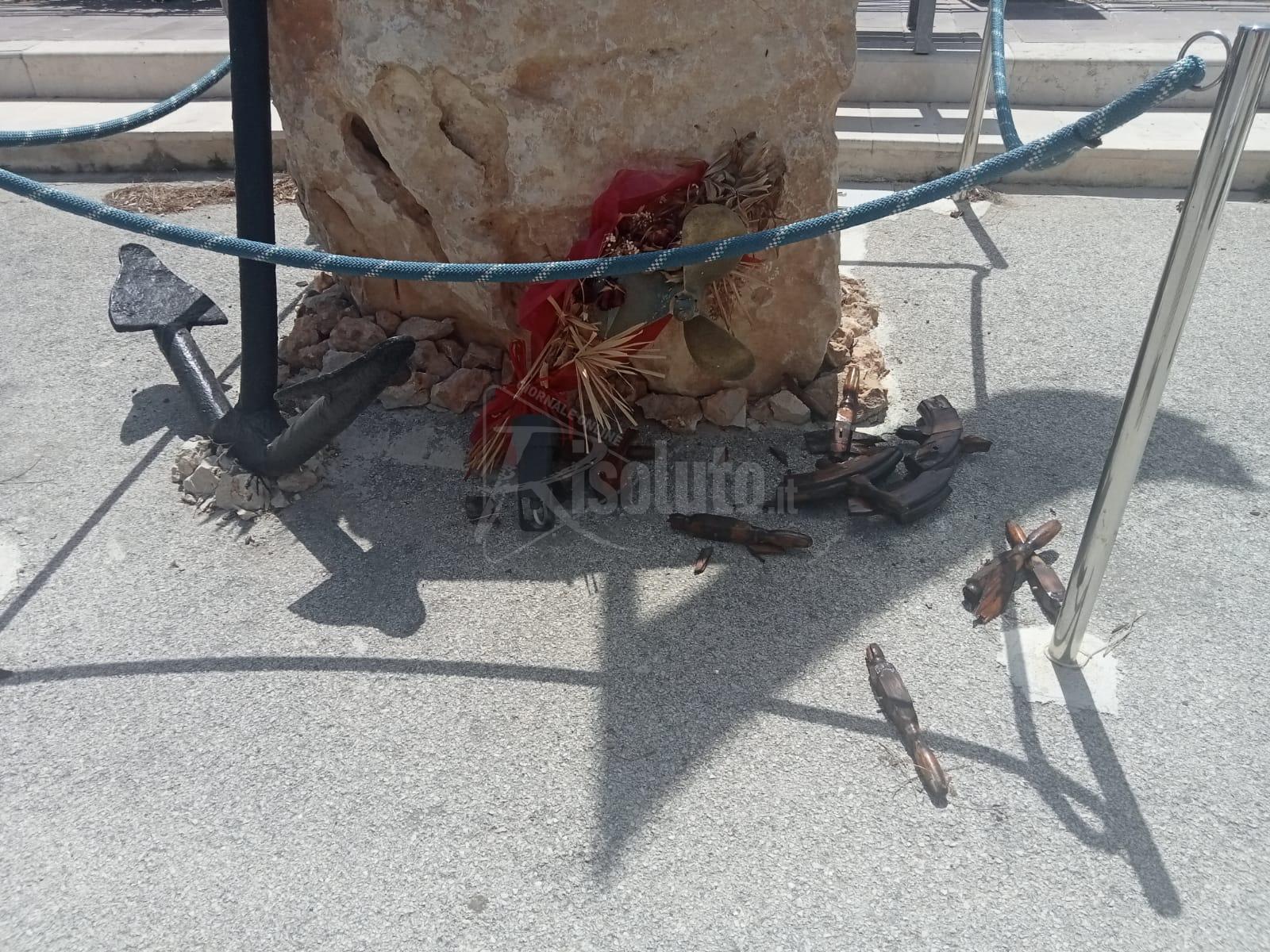Atto vandalico al monumento ai Caduti a mare inaugurato a marzo scorso, rotto il timone