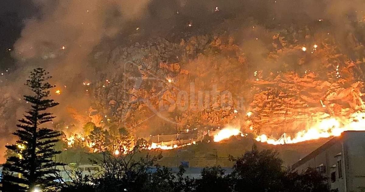 Notte di fuoco a Palermo, brucia Capo Gallo
