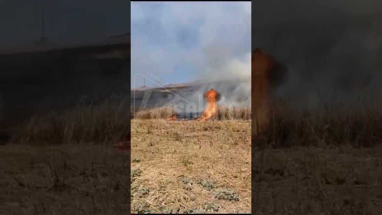 Vasto incendio ai margini della Statale 115, giornata a rischio (Video)