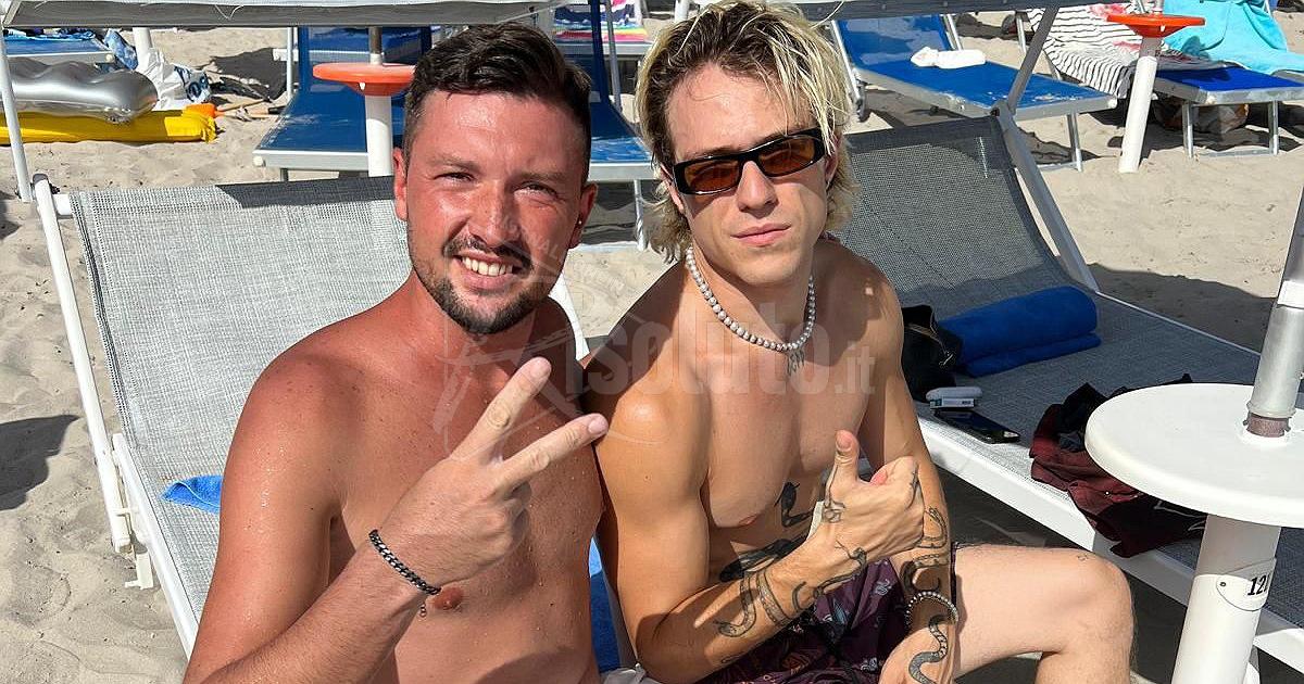 Il cantante Irama prende il sole a Sovareto prima di salire sul palco del Green Valley stasera