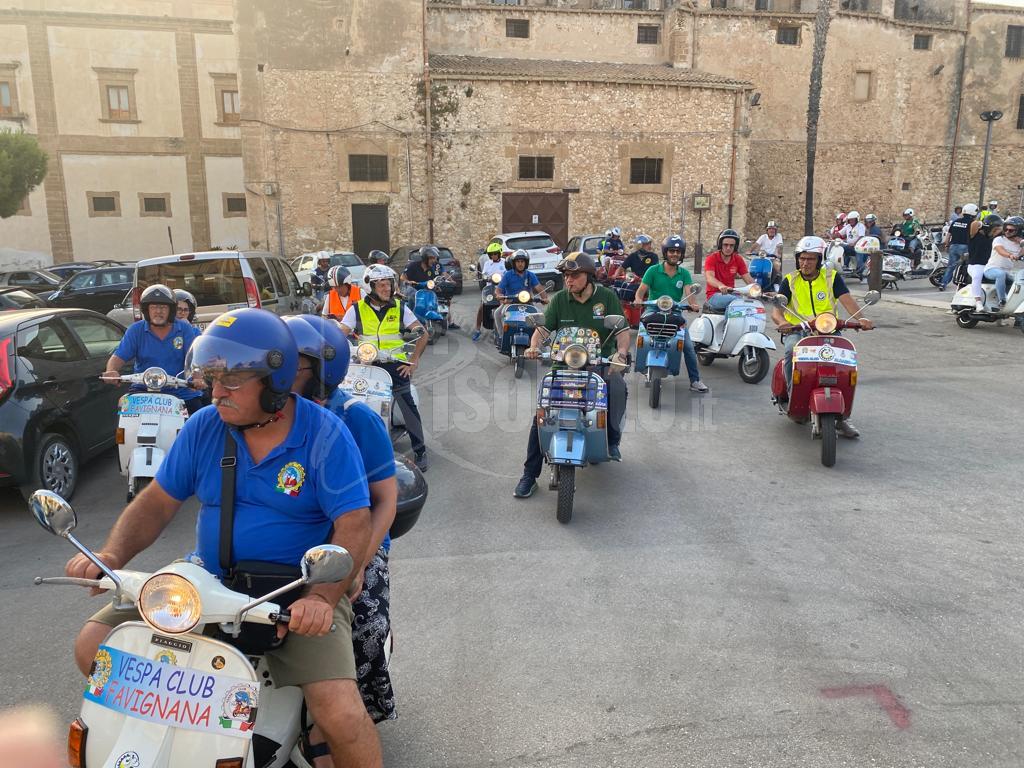 Passeggiata notturna del Vespa Club Sciacca Terme a Palermo