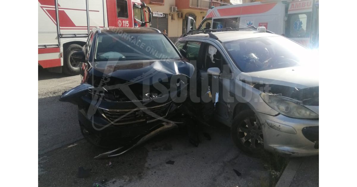 Violento scontro tra due auto in contrada Perriera a Sciacca, tre feriti in ospedale