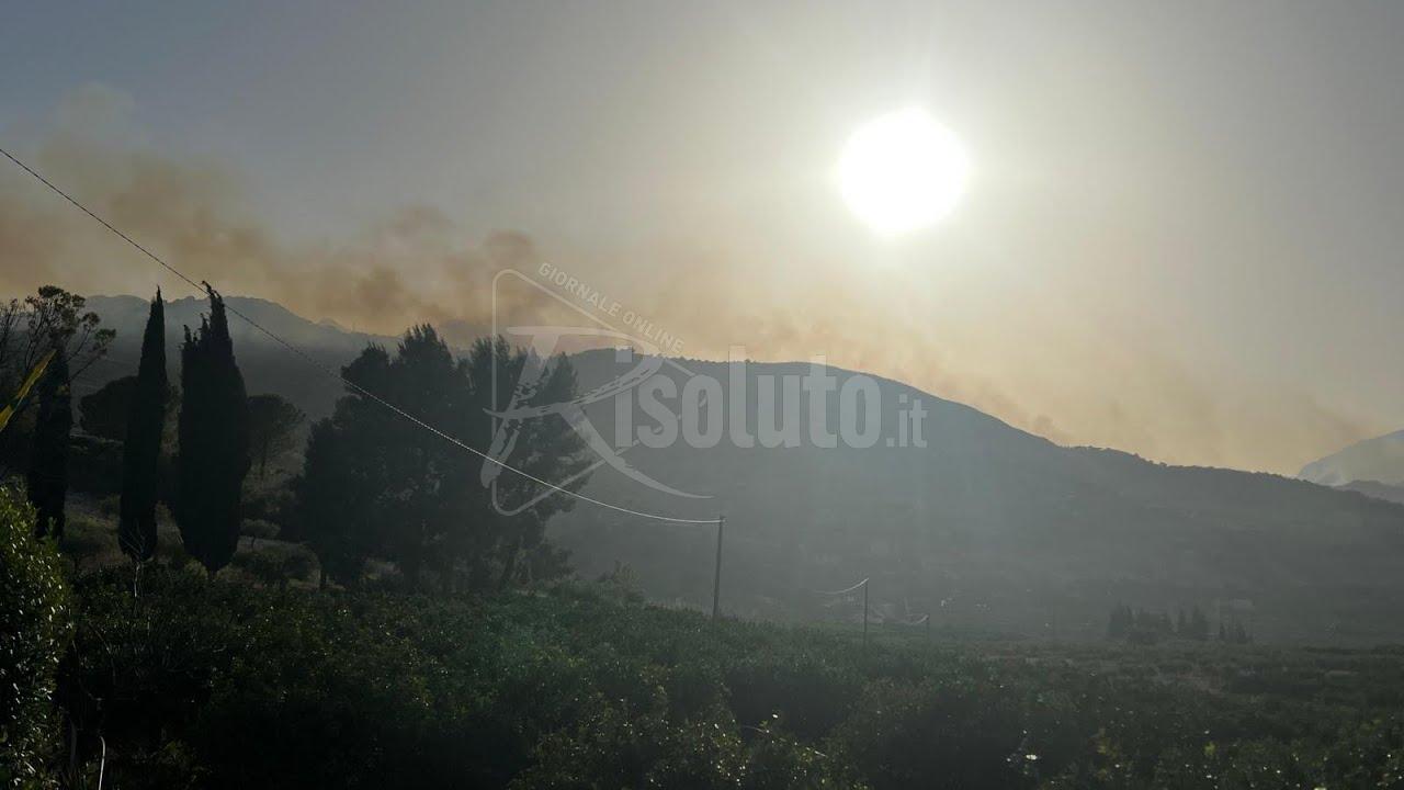 Incendio sulle montagne che cingono Caltabellotta, canadair in azione (Video)