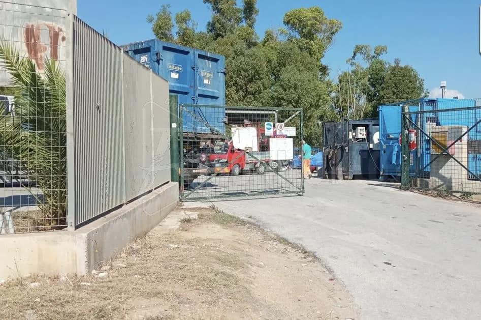 Sciacca, ancora spazzatura davanti ai cancelli del centro comunale di raccolta dei rifiuti