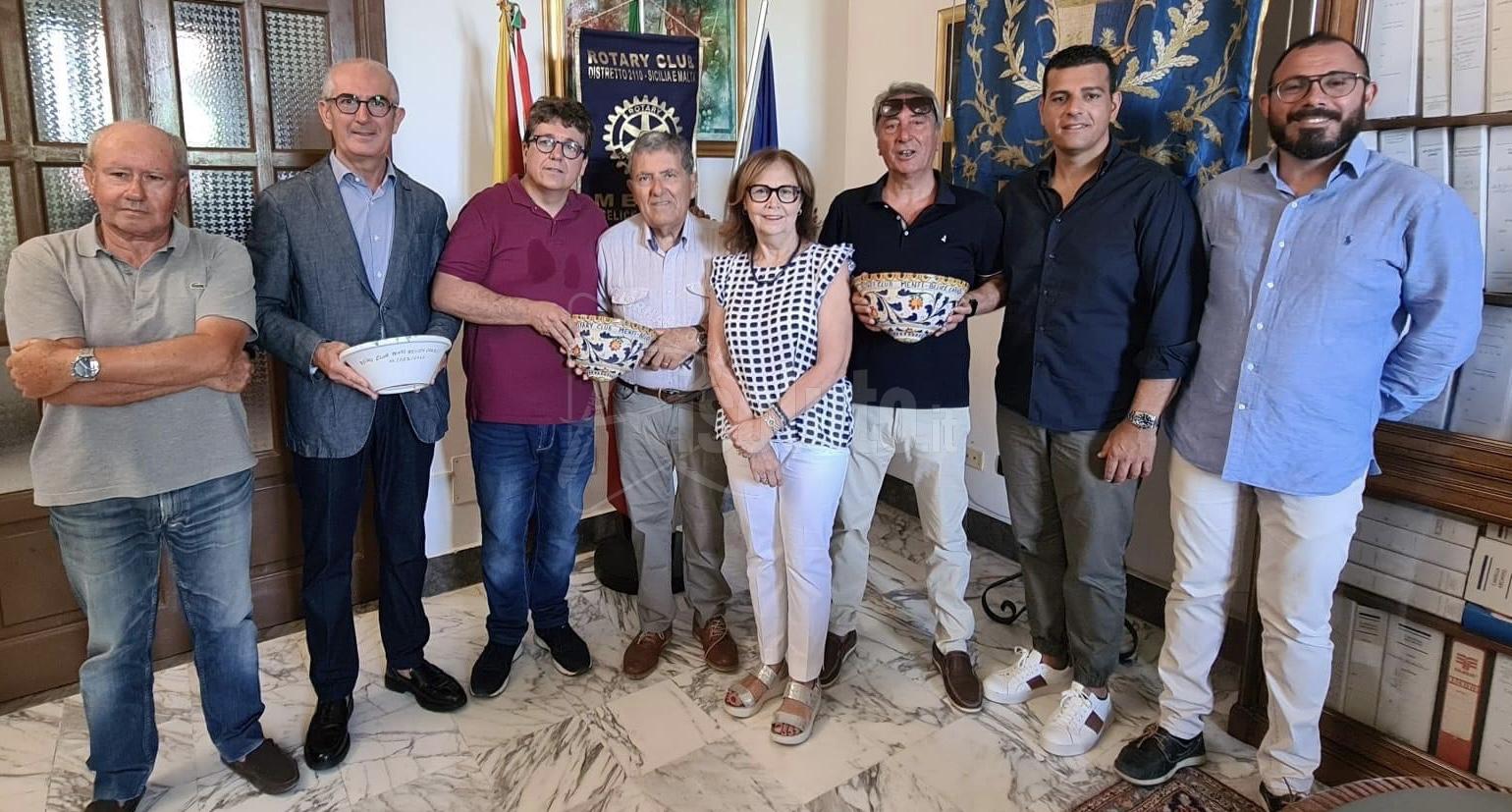 Il Rotary dona al Comune di Menfi 30 posacenere in ceramica per il centro storico