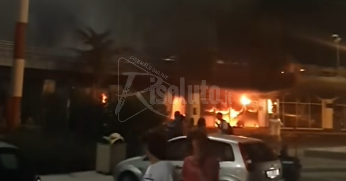 Incendio all’aeroporto di Catania, voli sospesi