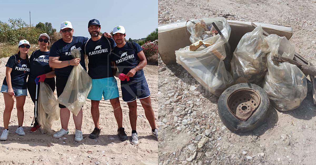 Volontari Plasticfree e attori dello spettacolo “Chiamatemi Ferdinandea” puliscono la spiaggia di Muciare