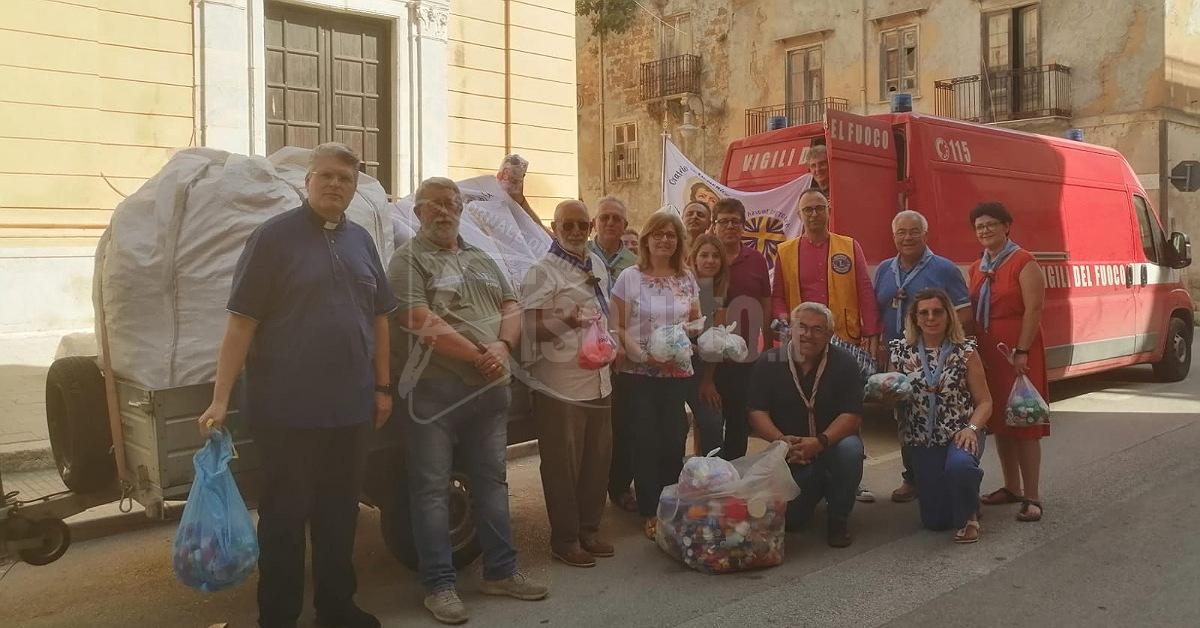 Menfi consegna i tappi per la comunità del missionario Biagio Conte