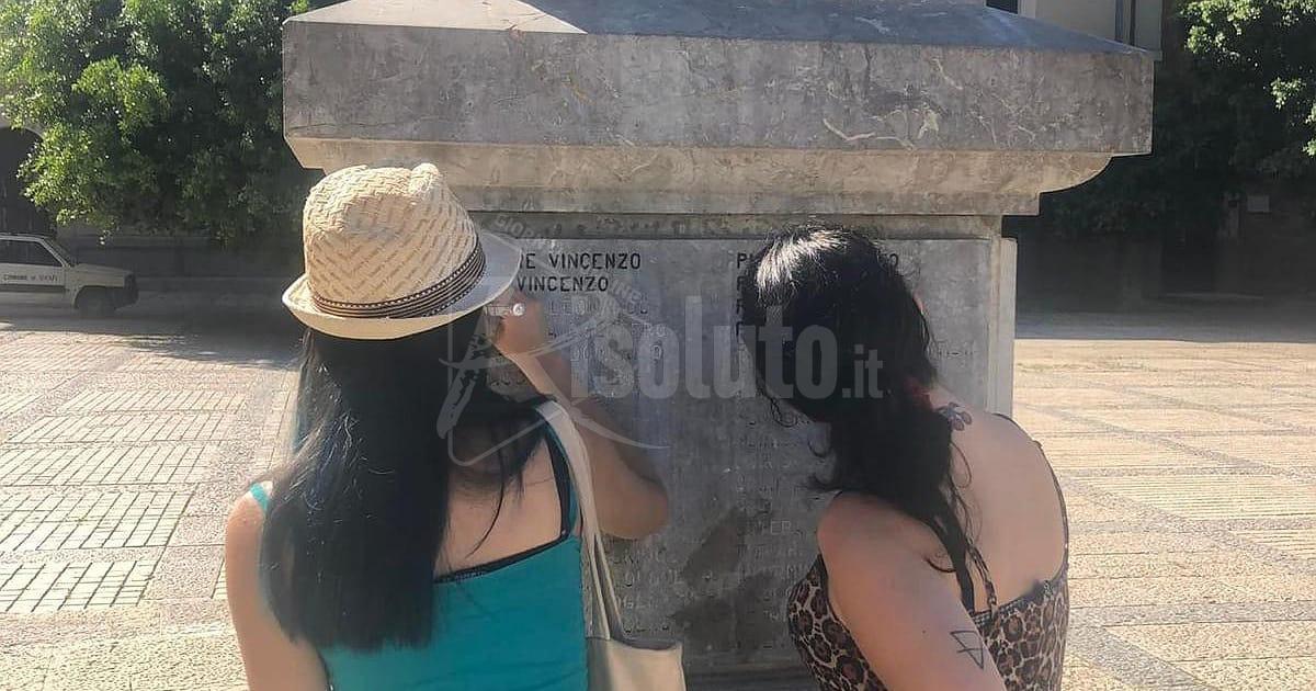 Lavoro di restauro delle lapidi commemorative del Milite Ignoto a Menfi