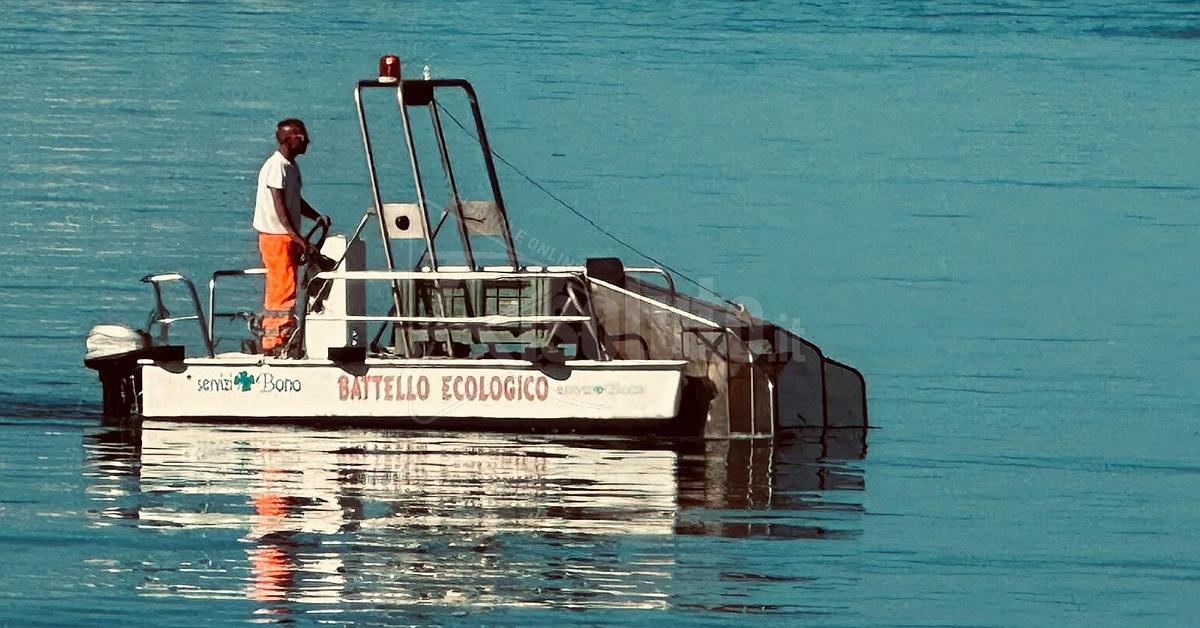 Sciacca, avviato il servizio di pulizia delle acque del porto