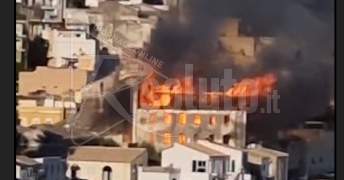L’incendio al Mulino Saccense fa evacuare case al porto (I video)