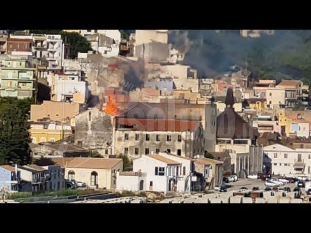 Ancora fiamme nel cuore di Sciacca, incendio nell'ex mulino saccense (Video)