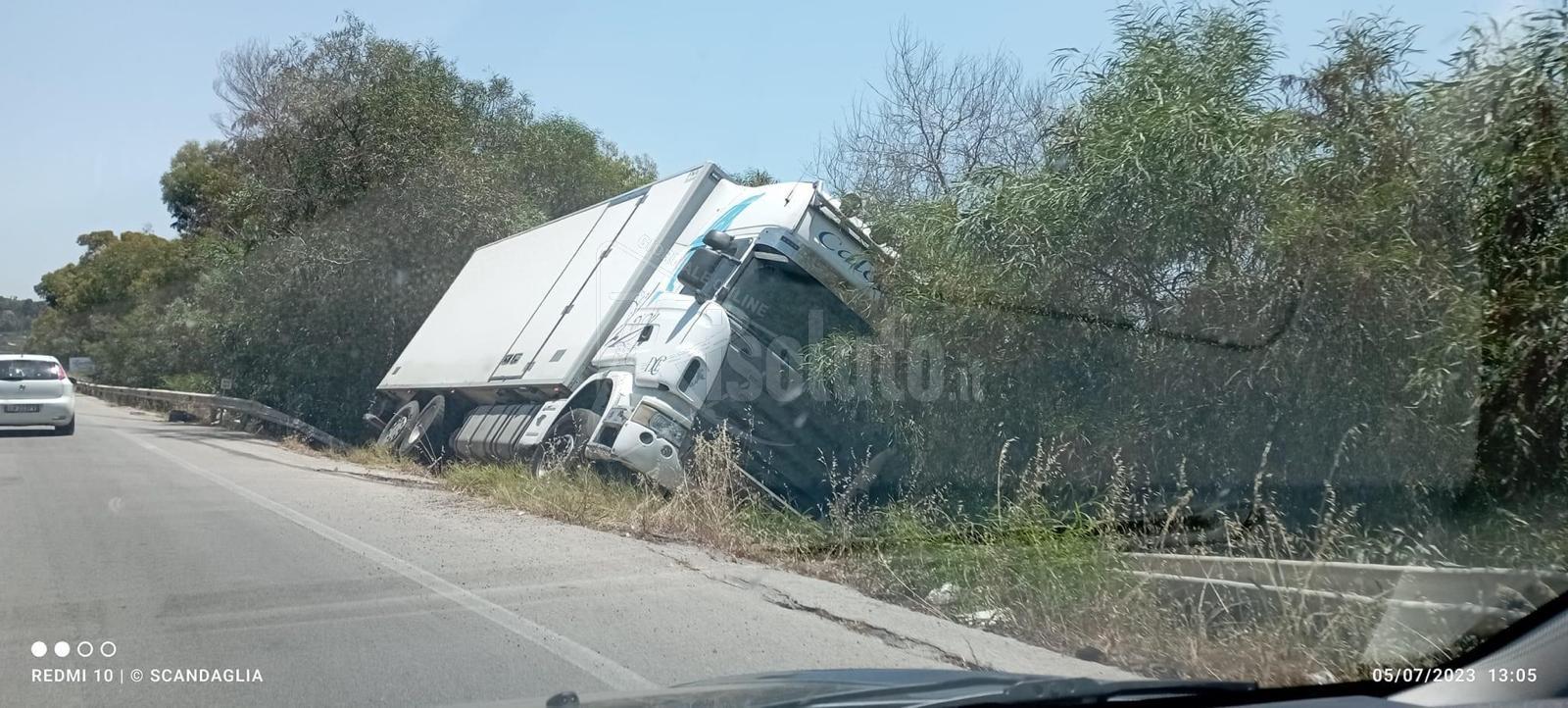 Due incidenti nella mattinata di oggi a Sciacca, tir finisce tra la vegetazione